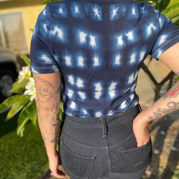 The Char V-Neck - Picture 3 of 4